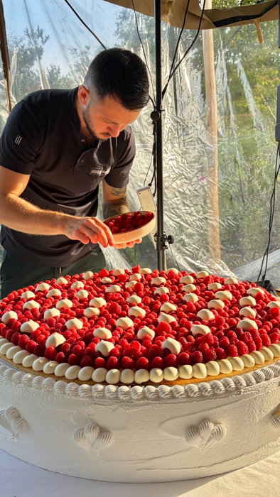 Recap’ d’une belle prestation mariage que nous avons eu le plaisir de réaliser hier soir. Une tarte framboise XXL pour 100 personnes, préparée et dressée en direct sur le lieu de réception. 🍇✨
Merci infiniment aux jeunes mariés pour votre confiance 🥺 Gratitude ++
Vous avez un événement à venir ? N’hésitez pas à nous contacter pour échanger sur votre futur projet et obtenir un devis personnalisé 📩