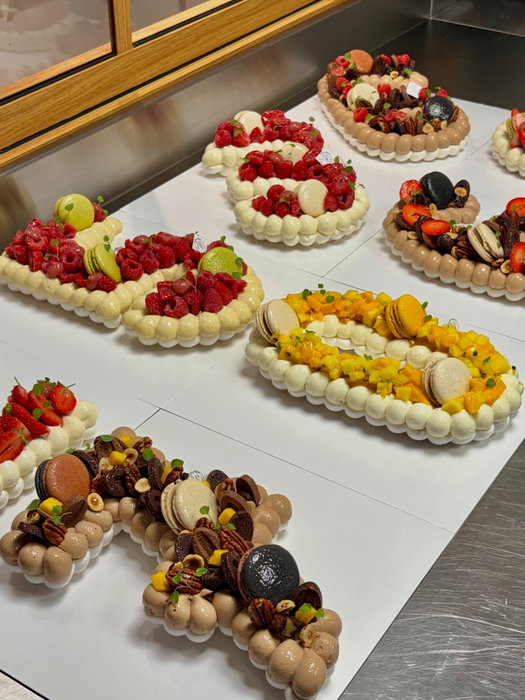 Les Number Cakes signés Mocha Blanc 🤎
Des créations sur mesure, pensées pour célébrer vos plus belles occasions avec élégance et gourmandise.
Chaque détail compte. Chaque création est unique.