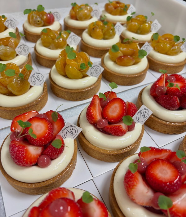 Derniers jours pour notre tarte aux fraises 🍓 avant de la retrouver l’année prochaine… 🥺
Place à notre création coup de cœur du week-end : la tarte mirabelle, imaginée autour d’un fruit de saison que l’on aime particulièrement ✨
Pâte sucrée vanille • Ganache montée vanille & chocolat blanc • Crème diplomate légère à la vanille • Confit citron vert, menthe & basilic • Mirabelles fraîches
Une création délicate pensée au rythme de la saison 💛