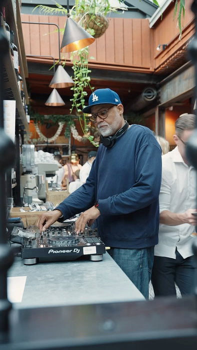 Lördagsbrunchen har fått mer rytm! Varje lördag spelar DJ Tony under brunchen och höjer stämningen. Gör höstlördagarna lite roligare och sväng förbi på en italiensk brunch hos oss vid vattnet.