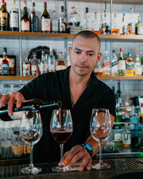 Låt bartendern ta hand om första drink rundan för kvällen!