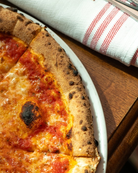 Krispig pizza direkt från vedugnen, enkel, varm och gjord för att delas.
#stockholmrestaurants
#visitstockholm
#foodinstockholm
#italianpizza