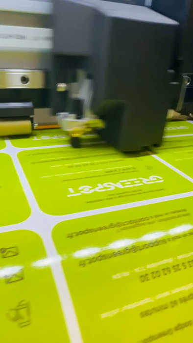 Découpe, impression, pelliculage : dix gestes en onze secondes.

#imprimerie #print #signaletique #s