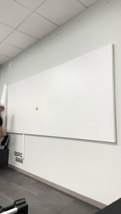 Un mur blanc le matin. Un mur de présentation le soir.

Adhésif mural décoratif imprimé en grand for