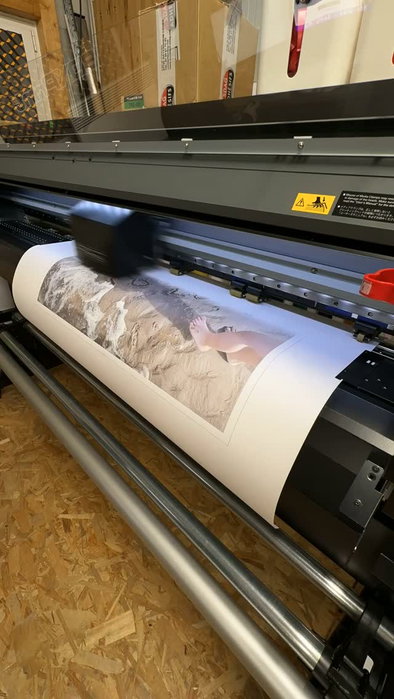 Impression grand format, flyers, adhésifs : ce que la machine déroule.

#imprimerie #print #signalet