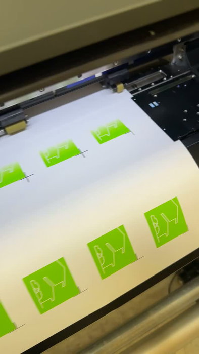 Planches d'étiquettes, bâches et cartes, telles qu'elles sortent.

#imprimerie #print #signaletique 
