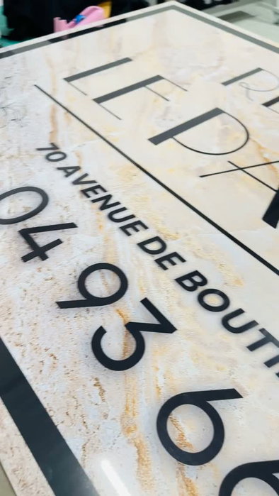 La lame ne dévie pas d'un dixième de millimètre. Une passe, et la forme est là.

#imprimerie #print 