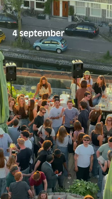 Kom het eind van de zomer vieren op m’n dakkie. Samen blijven we nog effe in vakantie modus. Niet naar Spanje, Italië of Frankrijk, maar gewoon hier in Mokum. 

Het belooft een avond te worden vol zomerse drankjes, fijne deuntjes van de band en DJ, lekkere happies en er komt zelfs een live lijn tekenaar om een portret van jou en je Gappies te maken.

GAPP nazomerfeest 
🗓️ 4 September
⏱️ Vanaf 17:30 tot 22:30
💃 Bestel je tickets via de link in m'n bio (het eerste drankje is op mij!)