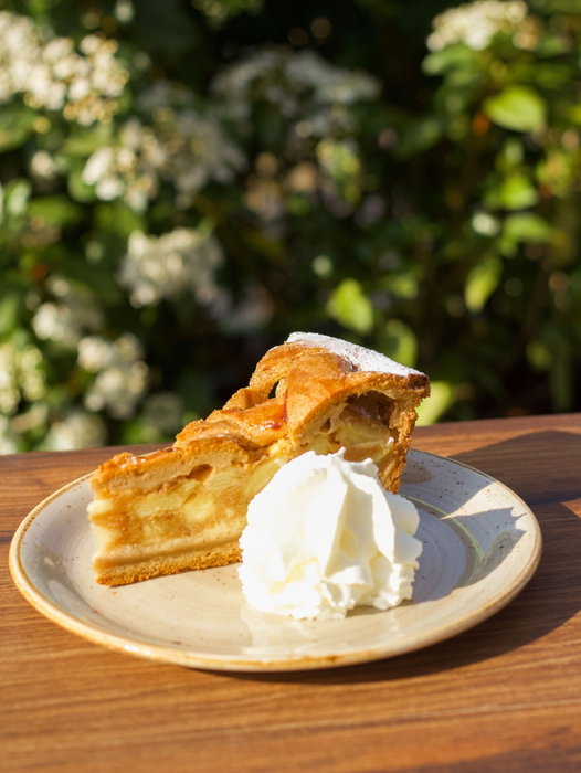 Voor de zoetekauwen onder ons serveert m'n cheffie heerlijke taarten van Holtkamp. Zoals deze appeltaart en stroopwafel taart. Vraag m'n bar Gappies om een lekker stukkie. Smakelijk Gap!