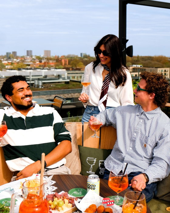 De weersvoorspellingen zien er dit weekend weer geweldig uit. Dus klap je laptop dicht, neem het hijsbakkie naar de 8e verdieping van @hotelcasa_amsterdam en drink een aperolletje (of 3) met je beste Gappie!