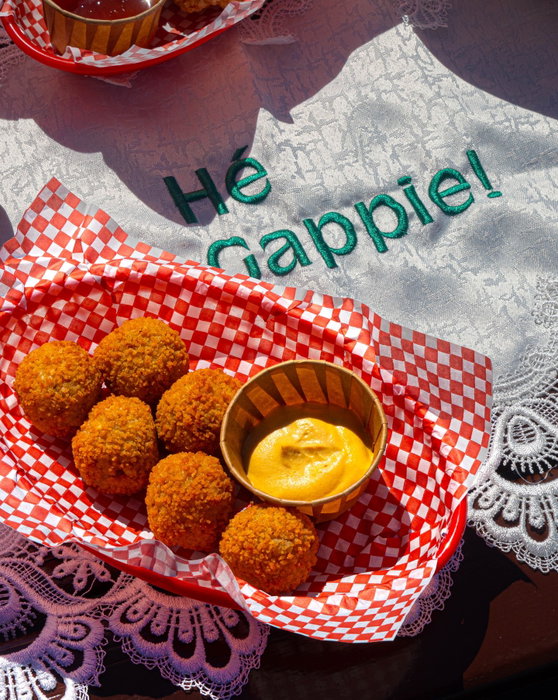Een lekkere hap op GAPP? Mijn kaart bestaat uit de lekkerste happies: bitterballen, bammetjes, of een dikke hamburger. Er is altijd wel iets lekkers voor jou op het menu.