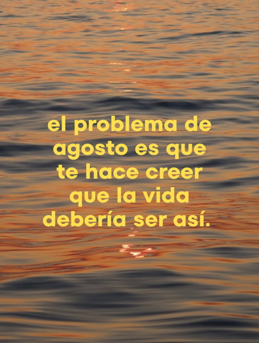 Hay algo especialmente triste en el último domingo de agosto.

Son las ocho, todavía hay l