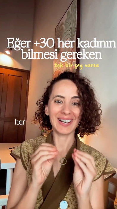 Bu dönem bize çoğunlukla bir "kaybetme" hikayesi olarak anlatılıyor.

Oysa bu dönem,
eski haline dönmek için değil,
kendi doğanı daha yakından tanımak için geliyor.. ✨

Bedeninin artık neyi tolere etmediğini fark etmek.
Sana ait olmayan kuralları bırakmak.
Başkalarının doğrularını değil,
kendi bedeninin verdiği cevapları dinlemek.
Ve yıllardır otomatik olarak yaptığın şeylerin hangilerinin artık sana hizmet etmediğini görmek.

🎸 (Peri)menopoz — Time to ROCK'N'ROLL
Ayurvedik Remix :)

Bu geçişte bedeninin neye ihtiyaç duyduğunu Ayurveda ile okumayı, beslenmeni ve günlük ritmini buna göre uyarlamayı ve sana gerçekten iyi geleni başkalarının doğrularından ayırmayı konuşacağımız grup eğitiminden ilk sen haberdar olmak için yorumlara

✅ ROCKER yazman yeterli. 🎸

🌿 Doğana. Doğaya. Uyumlan.
