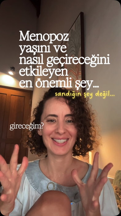 Birçok kişinin atladığı, önemsemediği, hatta bilmediği en önemli hikâyelerden biri bu.
Aslında bir kadının perimenopoza ve menopoza girişini en az genetik kadar etkileyen şey.
Apana’nın ne olduğunu videoda anlattım.
Ve genetiğini değiştiremezsin, ama apana’nı desteklemeyi öğrenebilirsin.
⠀
🎸 (Peri)menopoz · Time to ROCK’N’ROLL
Ayurvedik Remix
⠀
Şu anda perimenopoz sürecindeysen ya da menopozun içindeysen,
bu geçişte bedeninin neye ihtiyaç duyduğunu Ayurveda ile okumayı,
beslenmeni ve günlük ritmini buna göre uyarlamayı
ve sana gerçekten iyi geleni başkalarının doğrularından ayırmayı konuşacağız.
⠀
Grup eğitiminden ilk sen haberdar olmak için yorumlara ✅ ROCKER yaz. 🎸
⠀
🌿 Doğana. Doğaya. Uyumlan.
⠀
menopozdönemi