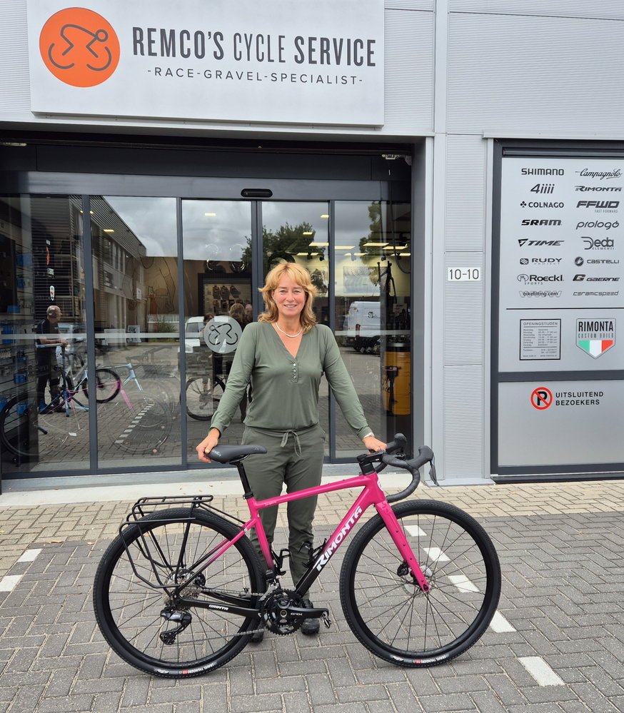 Op haar oude fiets zat Jacqueline niet ideaal. Ze zat te uitgestrekt en te diep. Aangezien bij elke Rimonta een uitgebreide bikefitting is inbegrepen, worden alle punten doorlopen. Jacqueline ervaart met haar nieuwe fiets gelijk het verschil. Ik heb direct een goed, vertrouwd gevoel op deze fiets!

Deze Rimonta Grinta gravelbike voldoet aan al haar wensen en is dan ook volledig custom samengesteld. Elektronische gravelgroep, de juiste gravelbanden en een goed passende degelijke Tubus bagagedrager. Klaar voor mooie fietsavonturen!

Met een Rimonta fiets bepaal je altijd je eigen design en is het deze vrolijke cyclaam kleur combi geworden.

Nu kan ze weer heerlijk fietsen en samen met haar familie en vrienden meerdaagse graveltochten maken.

Geniet ervan!