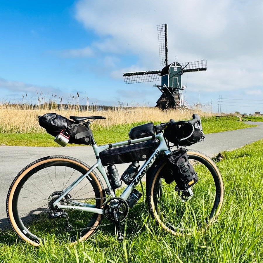 WIJ GAAN MET ZOMERVAKANTIE! ☀️🚴‍♂️

Wat een fantastisch jaar is het tot nu toe. We zijn ontzettend trots op onze vernieuwde www.rimonta.nl website en kijken nog steeds met een grote glimlach terug op afgelopen zaterdag 9 mei. Toen hadden we een super gezellige Open Dag met social rides en diverse winacties, om ons 20-jarig Rimonta jubileum te vieren. 🎉

👉 Dit jubileum vieren we het hele jaar door. Hou onze website www.rimonta.nl en socials in de gaten voor de leukste aanbiedingen!

De verkoop van onze custom build racefietsen en gravelbikes van Rimonta, Colnago en TIME loopt lekker door en we hebben de nodige schitterende fietsen mogen opbouwen en afleveren aan tevreden klanten.

Wil jij deze zomer nog toeslaan? De huidige showroomframes gaan nu weg met een mooie korting! 🔥 Kom dus snel nog even langs in de showroom om te kijken of jouw droomframe ertussen zit.

Belangrijke data:
📍 Gesloten vanaf: Zaterdag 22 augustus (voor 2 weken)
📍 Weer open: Dinsdag 8 september

Vanaf 8 september staan we weer met frisse energie voor je klaar om nieuwe fietsavonturen te realiseren. Geniet van de zomer en maak mooie kilometers! 🌍✨