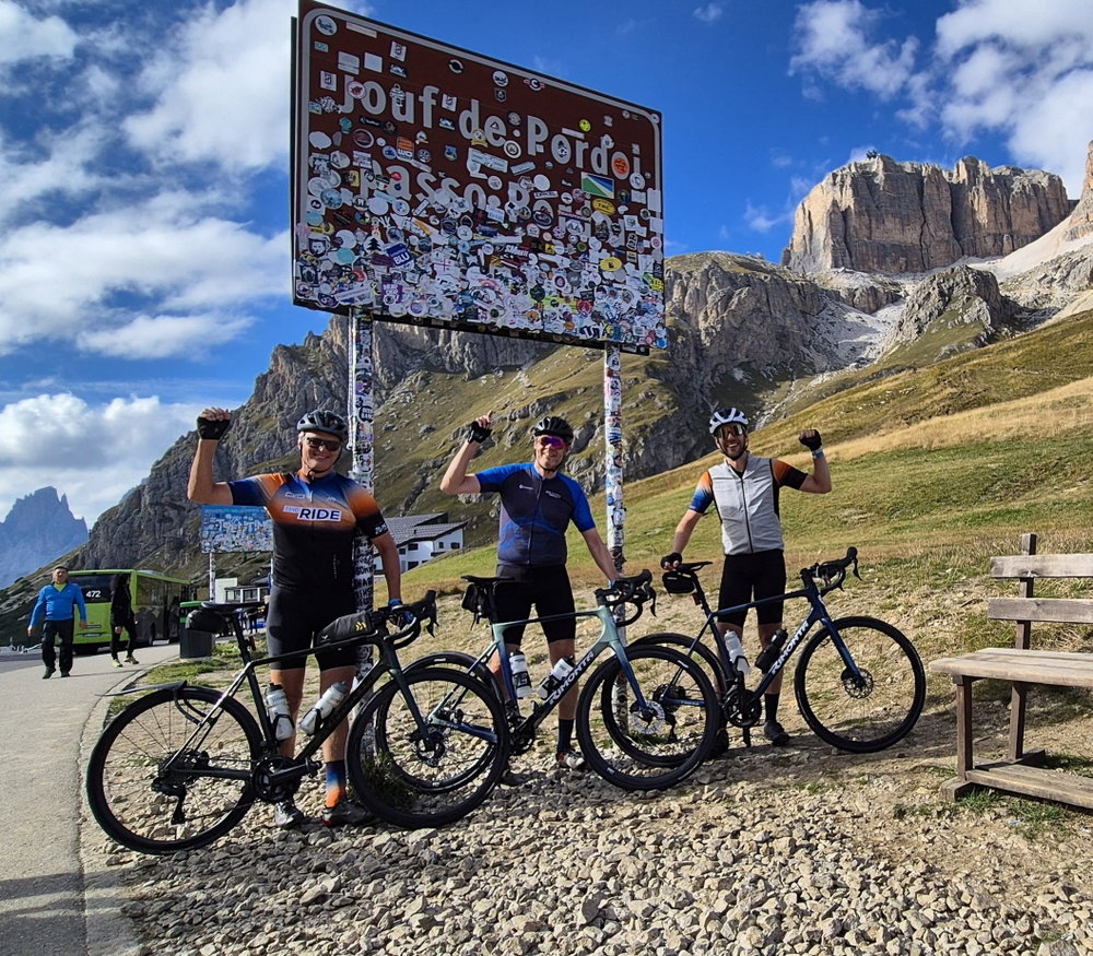 3 KANJERS OP HUN RIMONTA

Van de Mont Ventoux naar de Cauberg fietsen in acht prachtige etappes: Arend, Kees en Edwin flikten het op hun custom Rimonta racefiets.

Vooraf aan dit evenement zijn de fietsen nagekeken om zo, net als de rijders, in topconditie te kunnen starten. Zo konden ze optimaal genieten van elk moment tijdens The Ride.