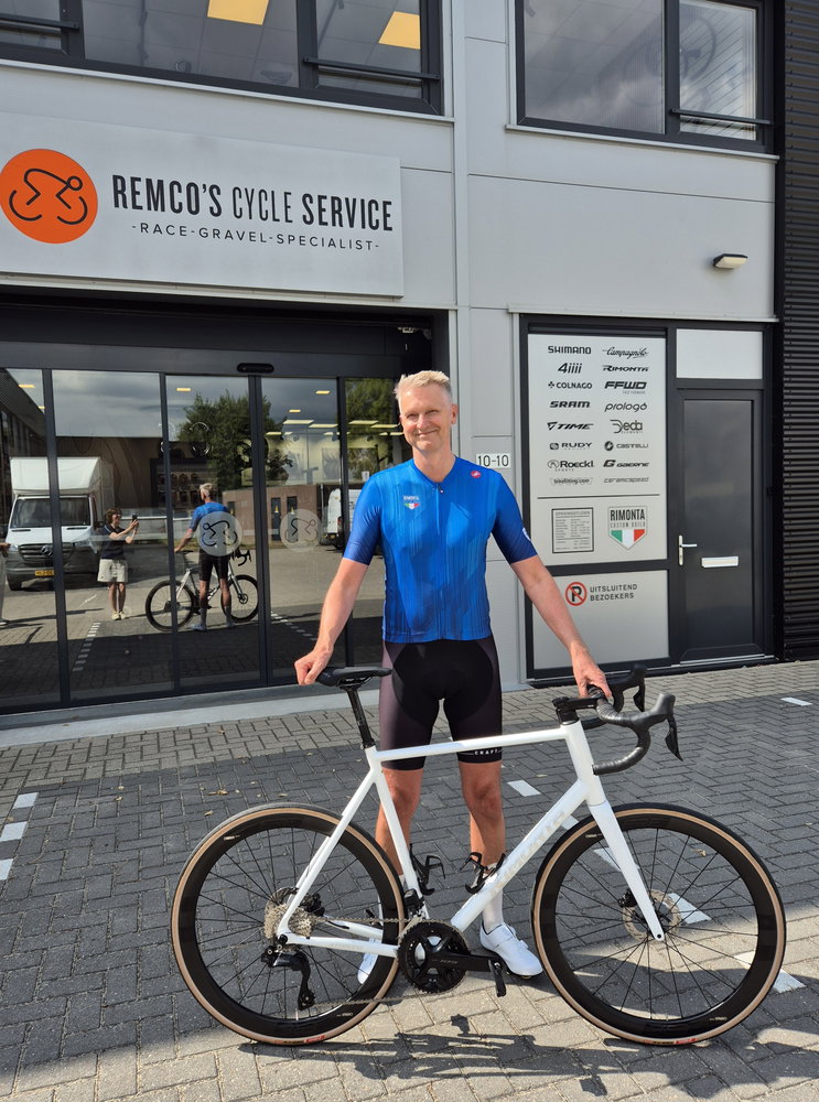 MODERNE ALUMINIUM RACEFIETS

Harry heeft gekozen voor de Rimonta Attacco, een snelle comfortabele racefiets, waar banden tot 35 mm in passen. Een meesterwerk van Italiaans vakmanschap. Het frame is volledig op maat gemaakt voor Harry met hoogwaardige, lichtgewicht aluminium Dedacciai buizen, die ook in Italië worden geproduceerd.

Harry wilde zijn nieuwe racefiets in deze fraaie wit opaal metallic lakking met blad zilver transfers.

Tezamen met zijn nieuwe fiets, heeft Harry ook gelijk zijn outfit helemaal vernieuwd met een goed passende witte Rudy Project fietshelm, comfortabele Gaerne fietsschoenen en onze stijlvolle Rimonta Castelli fietskleding.

Dat ziet er gesoigneerd uit! Veel fietsplezier gewenst Harry!