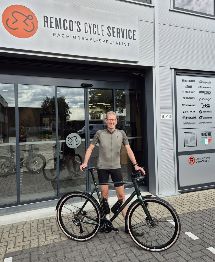 HET VERJAARDAGSCADEAU VAN PAUL

Paul wilde graag zijn Rimonta Attacco aluminium gravelbike uitgerust hebben met een recht stuur en spatborden. Dat is bij ons allemaal geen probleem. Onze Italiaanse framebouwer heeft het frame gemaakt aan de hand van de gemeten lichaamsmaten van Paul en de door ons bepaalde geometrie, zodat de fiets de juiste eigenschappen meekrijgt en heerlijk rijdt.

In prachtige meekleurende groene lak, vormt het een fraai plaatje en Paul is ontzettend blij met zijn verjaardagscadeau.

Nog veel fietsplezier gewenst op je mooie sportieve fiets!