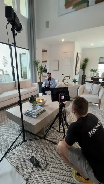 Getting content done with Shawn Shakir 🎥

#agentmarketingdesk #realestatemarket