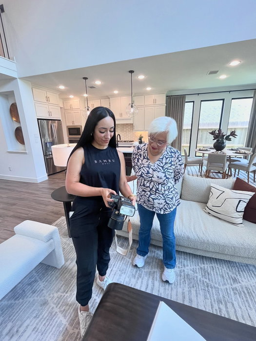 Swipe through to see some behind-the-scenes moments with Serena Chu 📸👀

#agent