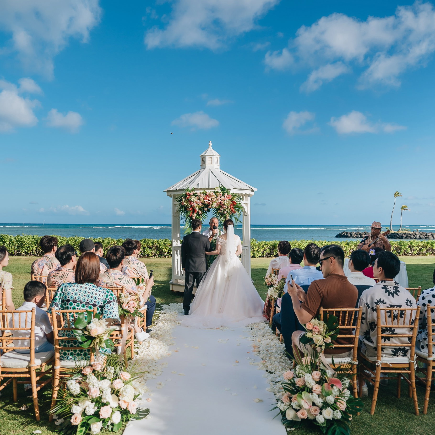 What is it like to get married in Hawaii,,,🌴
Exotic vibes, with a unique ocean view, beautiful palm trees, and a refreshing ocean breeze.
Flying to the island and spending time with your loved ones will allow you to truly relax, unwind, and enjoy a comfortable and memorable experience together.
Yegrina Hawaii, a Destination Wedding Planner in Hawaii 💍
_
🫧문의(contact) | aloha@yegrinahawaiiwedding.com & DM