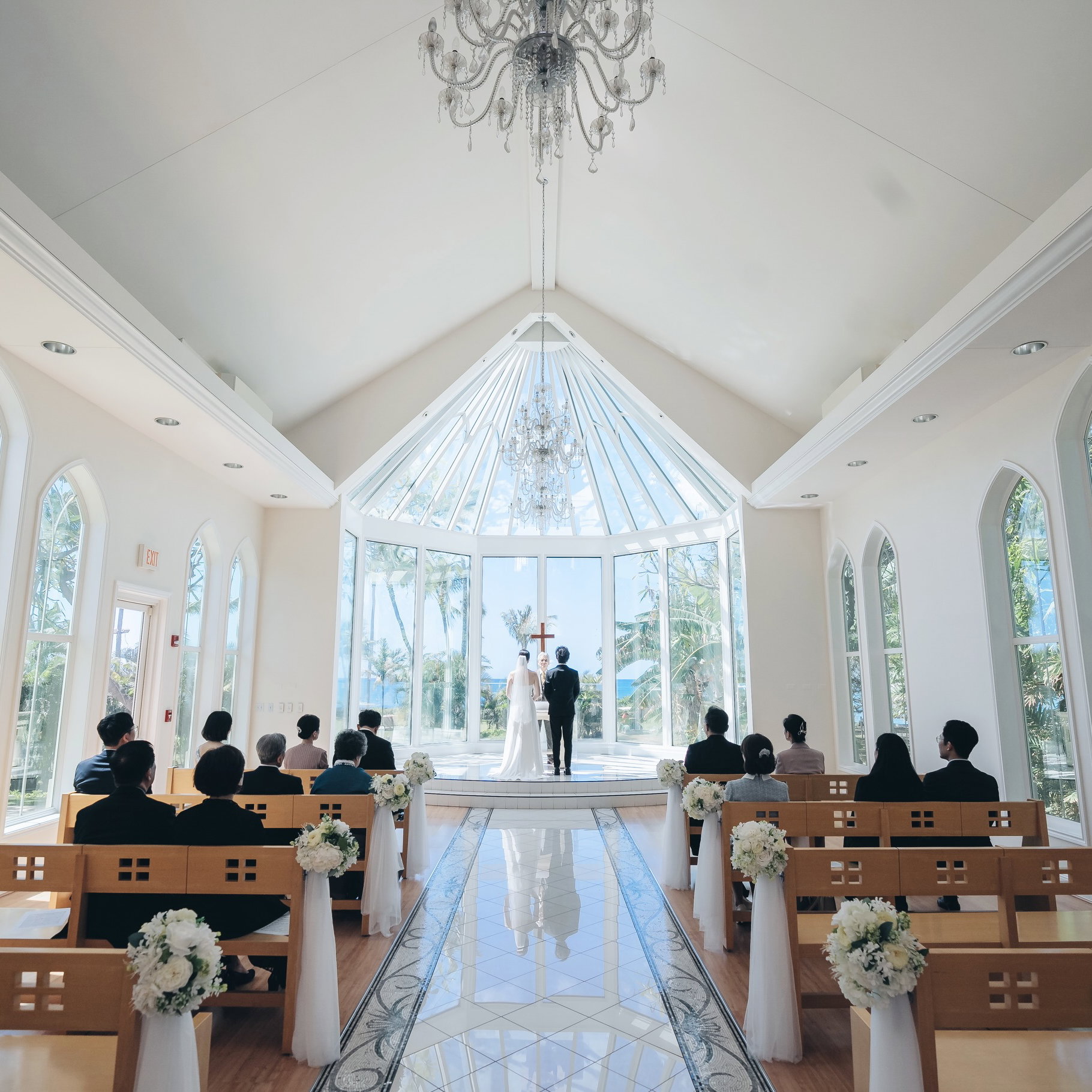 Indoor and outdoor weddings each offer a unique way to experience Hawaii’s beauty, from clear skies and crystal blue oceans to stunning natural surroundings 🍃
It’s the perfect way to create an unforgettable wedding filled with beautiful memories 🌴
DM us to discuss about your dream destination wedding in Hawaii 💍
_
#하와이결혼식
🫧문의(contact) | aloha@yegrinahawaiiwedding.com & DM