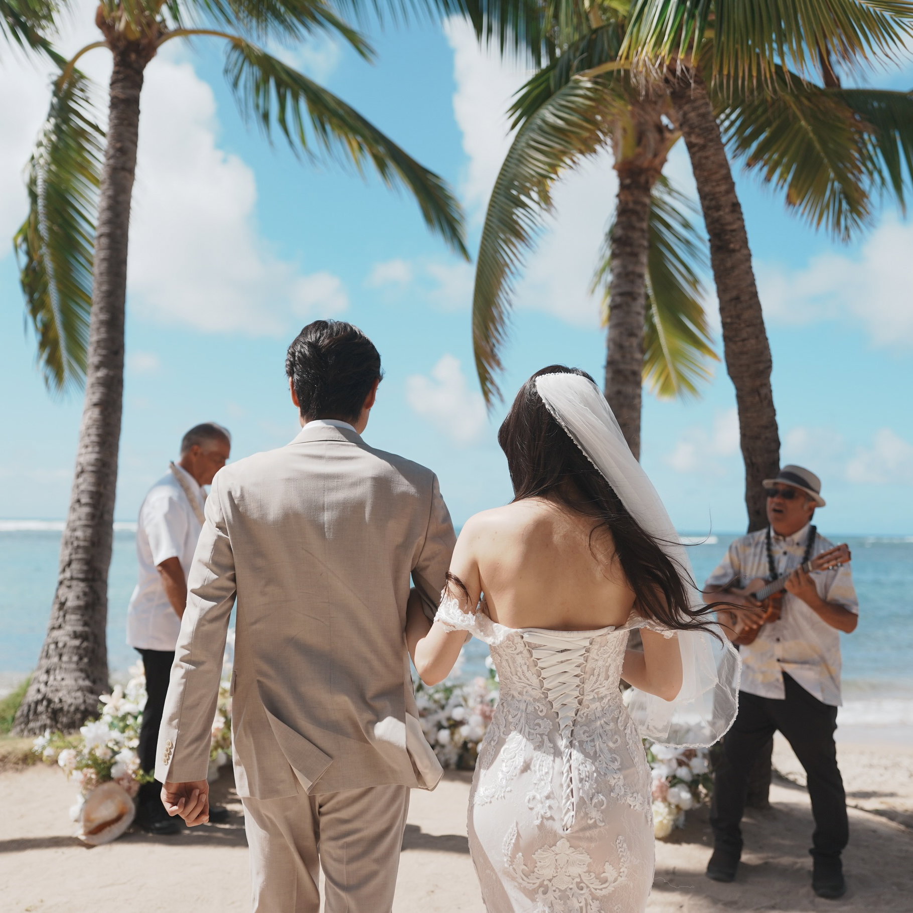 Blue sky and sparkling ocean,
where your endless love is promised 💍
DM us to start planning your dream destination wedding in Hawaii ✨
_
🫧문의(contact) | aloha@yegrinahawaiiwedding.com & DM