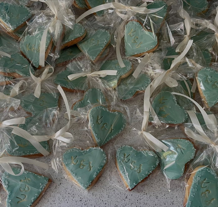 Wedding favours for Kyle and Stephen yesterday.
Colour to match the cake , with their initials on ea