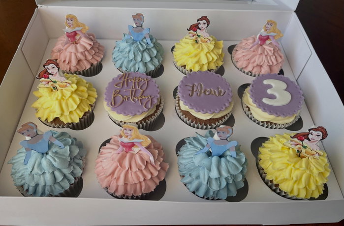 Princesses all the way for Fleur 👑🧁🎈