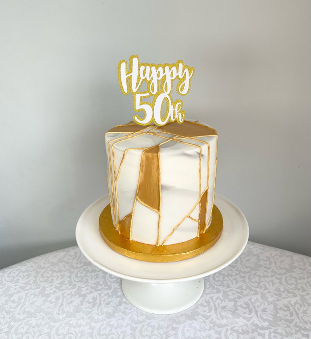 Gold geometrics for this birthday girl 🥂🍾🎉
