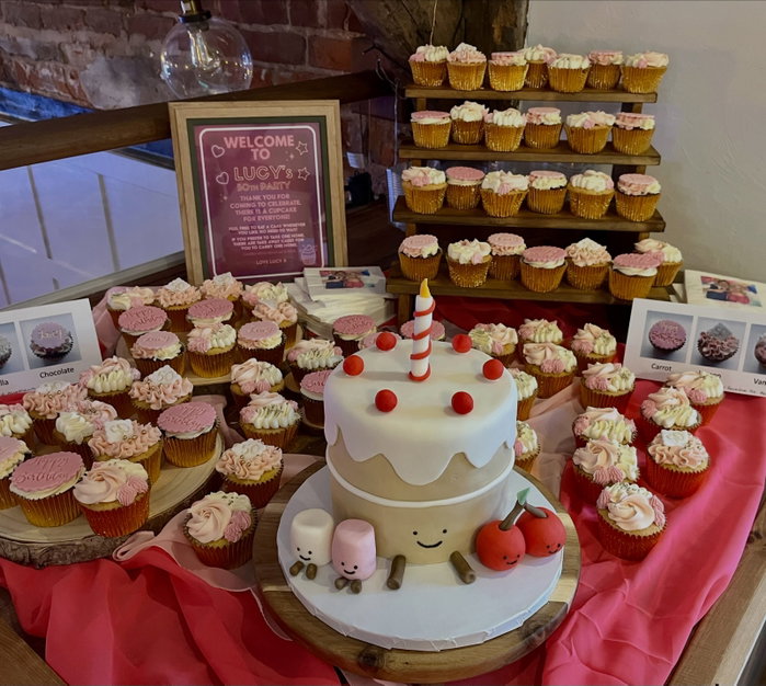 Cake and cupcakes for Lucy’s celebration at the weekend 🩷🍾🥂
Lovely venue  @thehiddenbarnat94 , Kn