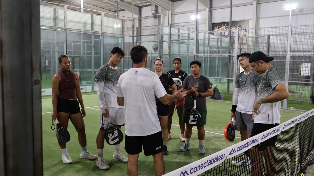 Memasuki Minggu Kedua di Spanyol! 🇮🇩🇪🇸

Intensitas semakin meningkat! Skuad Timnas Padel Indonesia terus menunjukkan dedikasi dan fokus penuh di minggu kedua Training Camp ini. Mulai dari evaluasi teknik, ketahanan fisik, hingga pematangan strategi terus diasah di bawah arahan pelatih. 🎾🔥

Persiapan maksimal ini tentunya tidak terlepas dari dukungan penuh PT Freeport Indonesia yang terus mengawal langkah Padel Merah Putih menuju panggung dunia. 🤝✨

Terus berikan energi dan doa terbaik kalian untuk para atlet kita di kolom komentar! 👇
