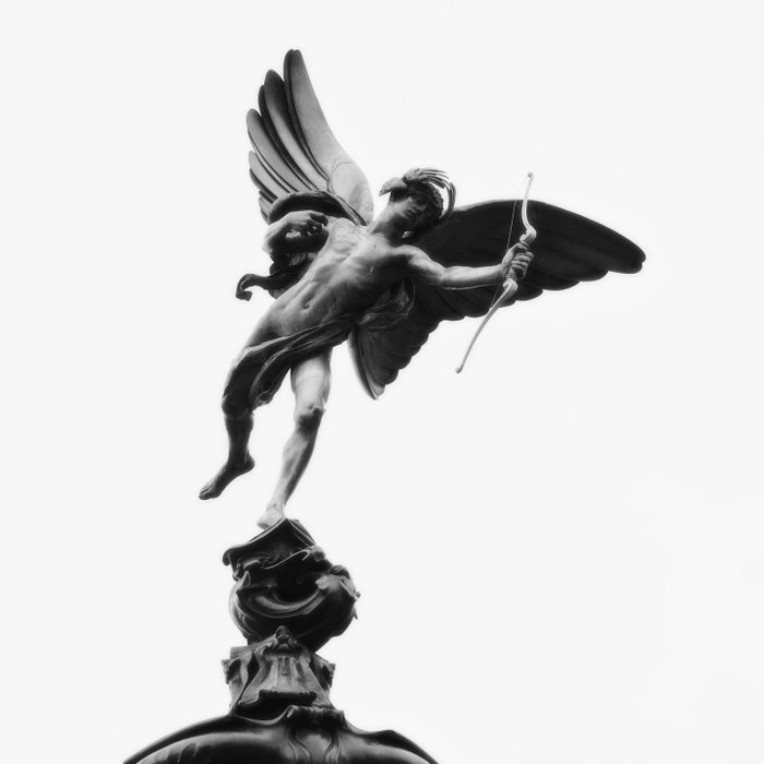 Entre ciel et béton, il vise l'éternité.
📍 Piccadilly Circus, London

La statue