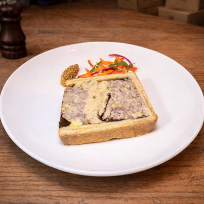 Un grand classique,
Fait maison 👩🍳
Pâté en croûte de cochon, foie gras, et pickles de légumes. j