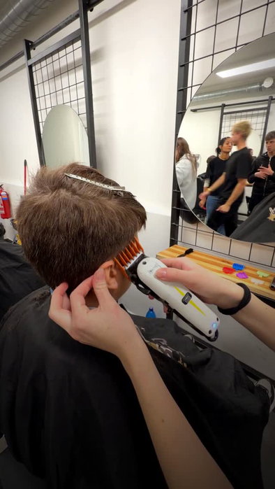 Lektor zastavil studenta uprostřed fadu. Proč? ✂️
Když čistíš boky, strojek mus