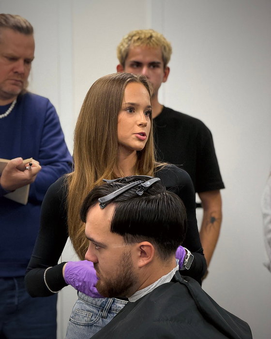 Naše lektorka Bára v akci. ✂️

Ukázka přímo na modelovi, skupina sleduje každý k