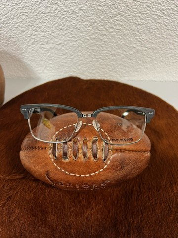 Scharfer Blick. Starker Auftritt.

Ob auf dem Spielfeld oder mitten im Leben - diese Brille sitzt. Rugby-Energie trifft auf einen Look mit Charakter. 🏉👓