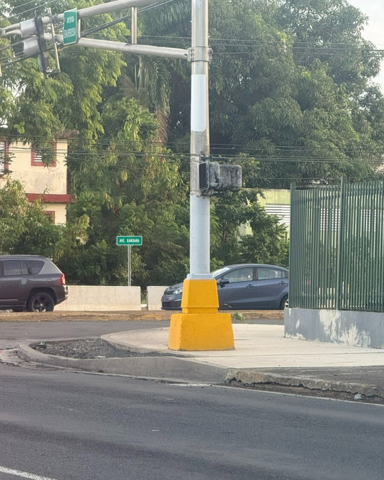 En un reporte ciudadano de octubre de 2026, una persona señala que, mientras se realizan mejoras en la acera de la avenida Gándara, falta u…