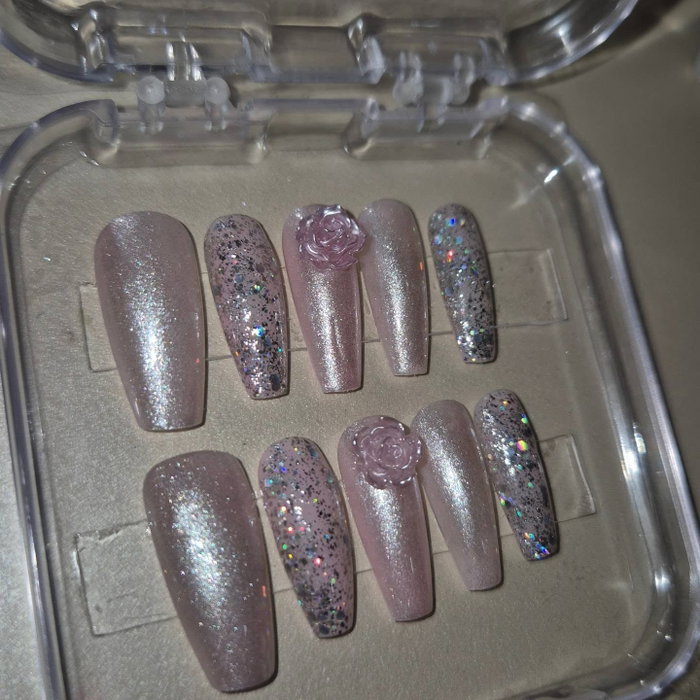 Chrome nails that steal every glance 💅 . . . . .&hellip;