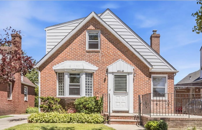 Just Listed in Glen Oaks🏡

📍254-23 83rd Avenue, Glen Oaks, NY 11004

A charming Cape Cod home on a quiet, tree-lined s