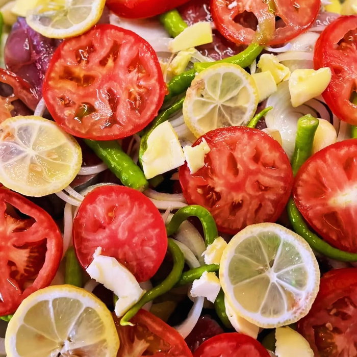 ‼️ Buka'da neler pişmez ki!! Renk renk sebzelerle bezenmiş balığa bir de odun at