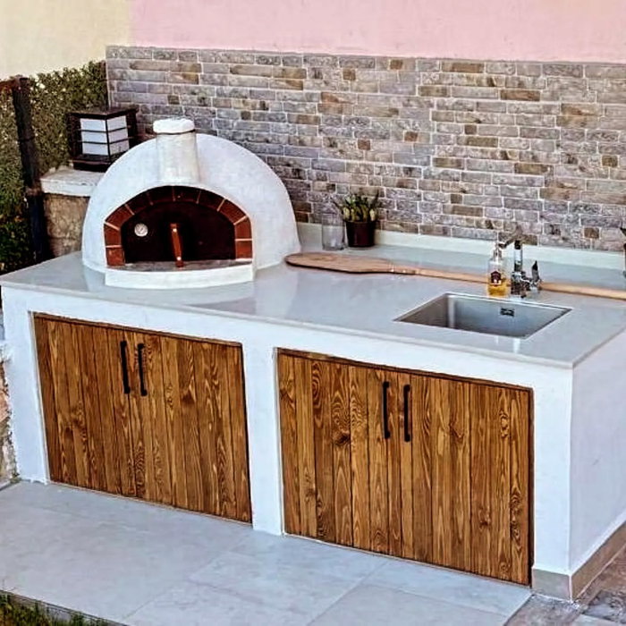 🍕 Videoda Buka'dan yeni çıkmış bir pizzaya tanık oluyoruz. Koku en büyük hatırl