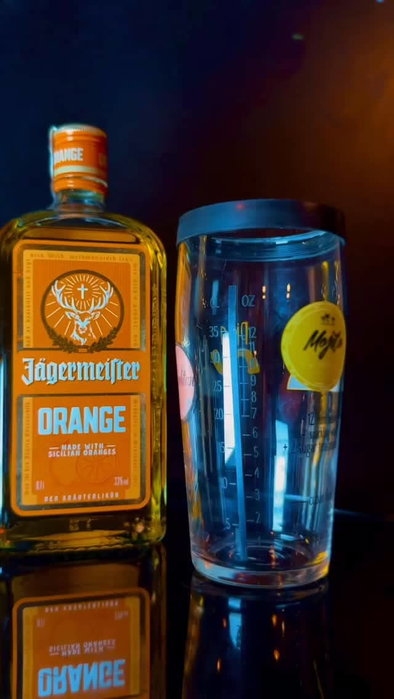 Witamy w weekend🧡 Przedstawiamy Wam nowego drinka miesiąca- ORANGE JÄGER🍊, czyli słodki, pomarańczowy drink z ziołową 