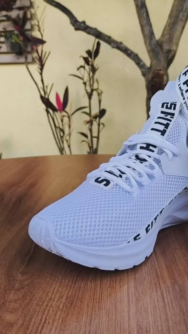👟🔥 No passo certo, sem vacilar,
esse tênis de esporte vai te impulsionar.
Conforto e leveza pra te acompanhar,
nos treinos, na rua — é só acelerar! 💥

Estilo que fala, desempenho que impressiona.
🛒 Corre garantir o seu e vem dominar a zona! 💪