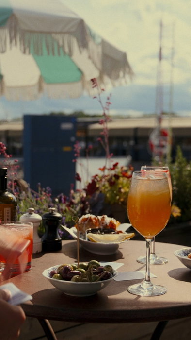 En självklar destination i sommar.
Njut av goda drinkar, sköna stunder och långa kvällar på vår uteservering.