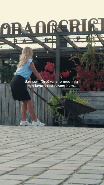 Här får dagarna gärna gå lite långsammare. Kom förbi för något gott att äta, något i glaset och en stund vid vattnet.
