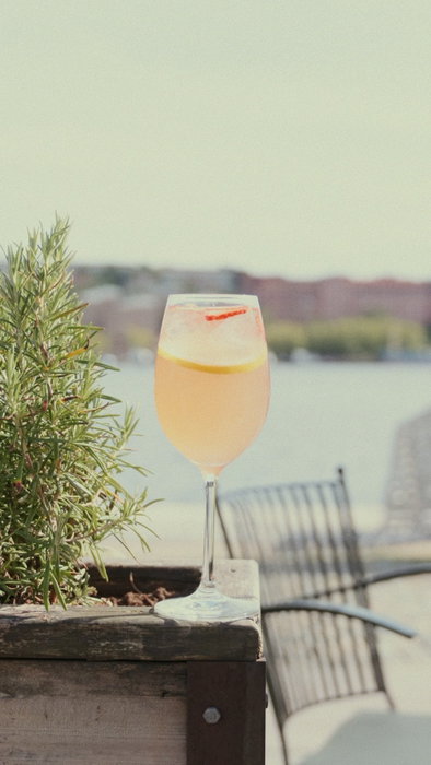 Tillbaka från semestern? Kom förbi på en drink vid vattnet och håll kvar sommarkänslan lite längre.