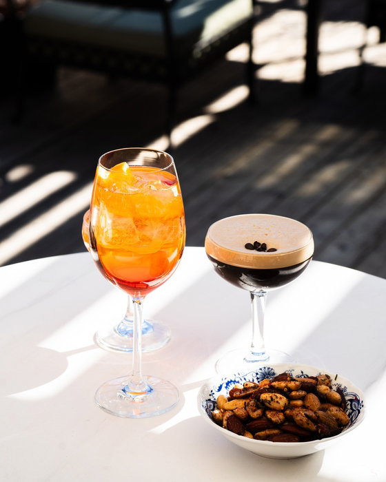 Massor av sommarsmaker i glaset, kom förbi och upptäck din nya favorit cocktail.
#swedentravel #visitsweden #waterfrontdining #stockholmguide #foodieinstockholm