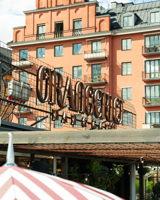 Lunchen blir lite bättre vid vattnet. 
Sväng förbi och njut av något riktigt gott hos oss.
